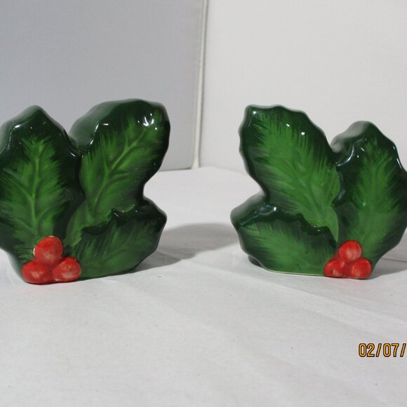 Holly Berry Leaf Christmas Holiday S & P Salt and Pepper Shakers - Picture 4 of 13